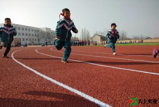 學生在塑膠跑道上跑步
