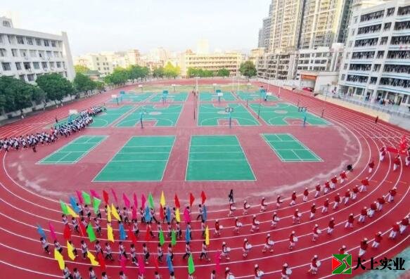 新建的塑膠運(yùn)動場