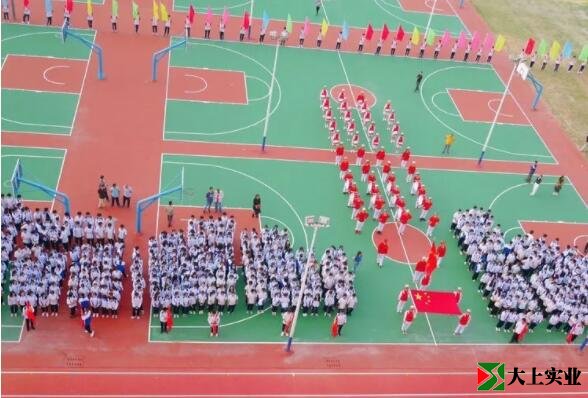 新建的塑膠運(yùn)動場