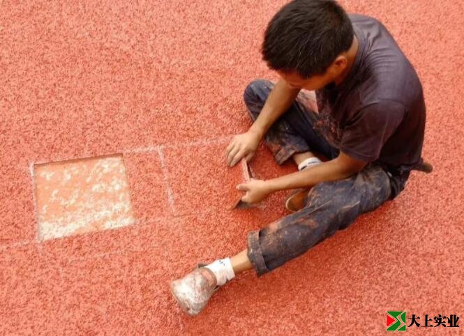 塑膠跑道成品檢測現(xiàn)場取樣