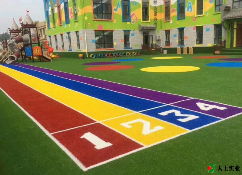 幼兒園鋪設(shè)人造草坪