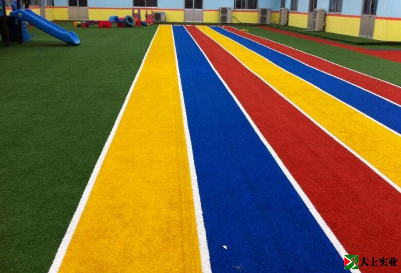 幼兒園鋪設(shè)人造草坪