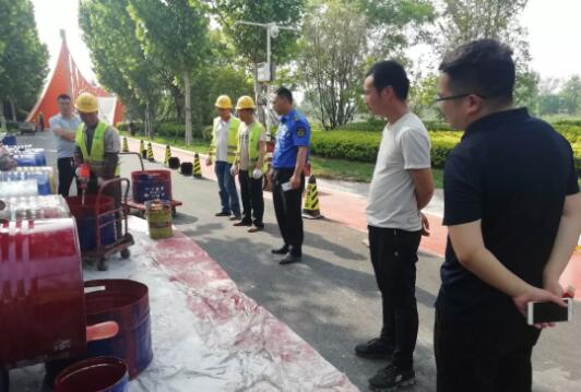 執(zhí)法局、業(yè)主、監(jiān)理等相關(guān)人員檢查塑膠跑道施工