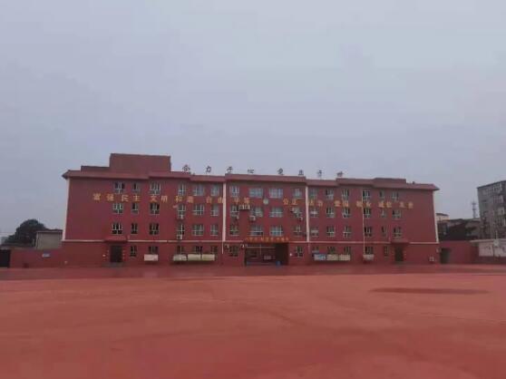 塑膠操場(chǎng)施工中