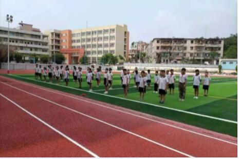 學生們在新建運動場上活動