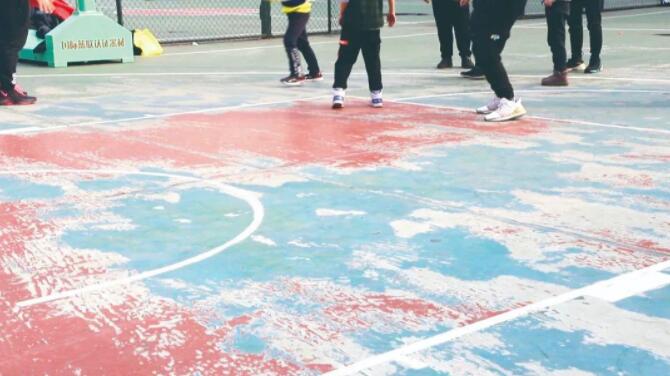 曾經的籃球場地面磨損嚴重