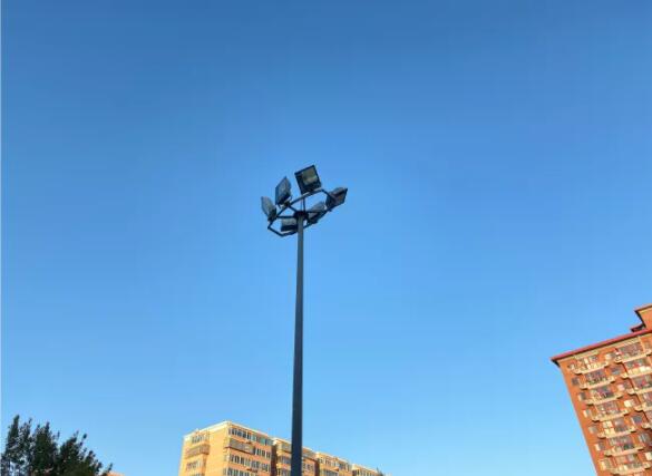 完善的照明系統(tǒng) 供同學(xué)們?cè)谕砩险J褂脠?chǎng)地