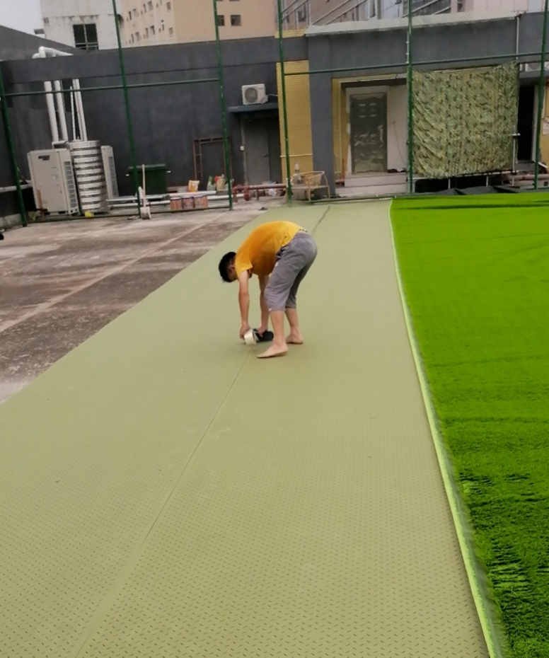 龍華青創(chuàng)園樓頂足球場(chǎng)施工